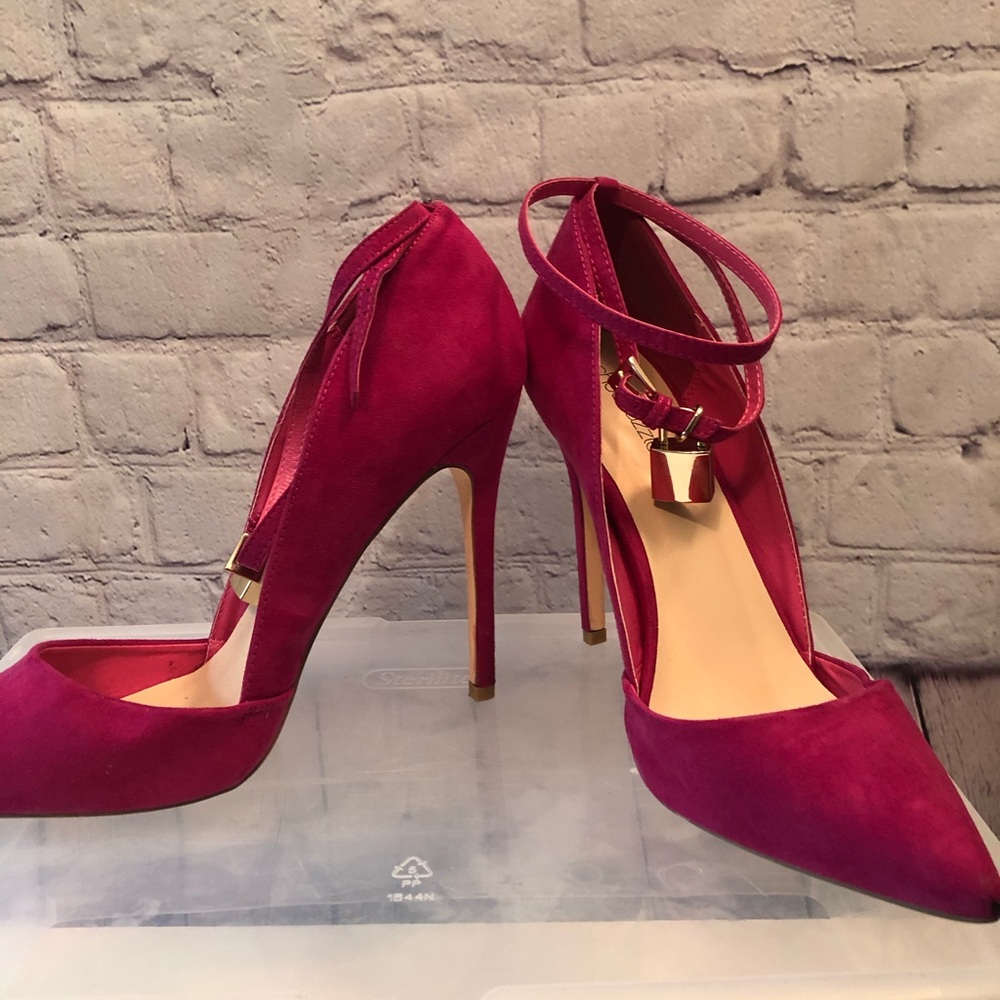 Sassy fuchsia pumps